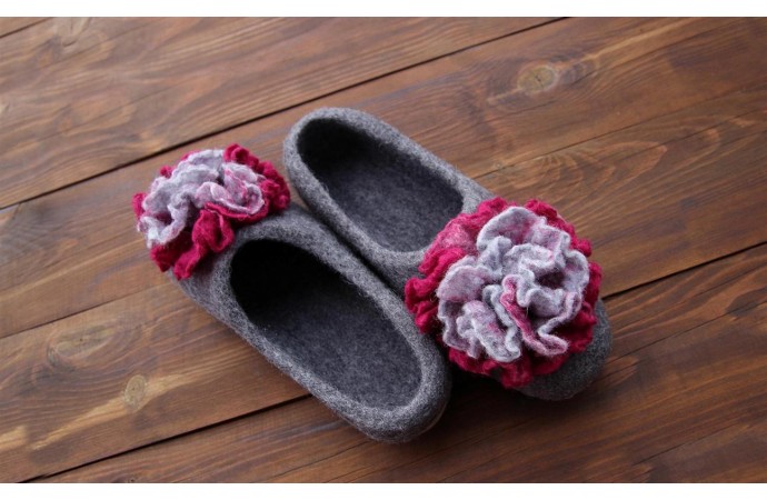 Grey slippers with big cyclamen-grey flowers 
