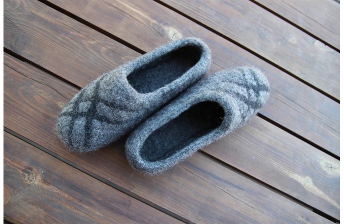 Grey slipper with black streaks