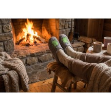 Pilkos spalvos šlepetės su obuoliuku Pilkos spalvos šlepetės su obuoliuku