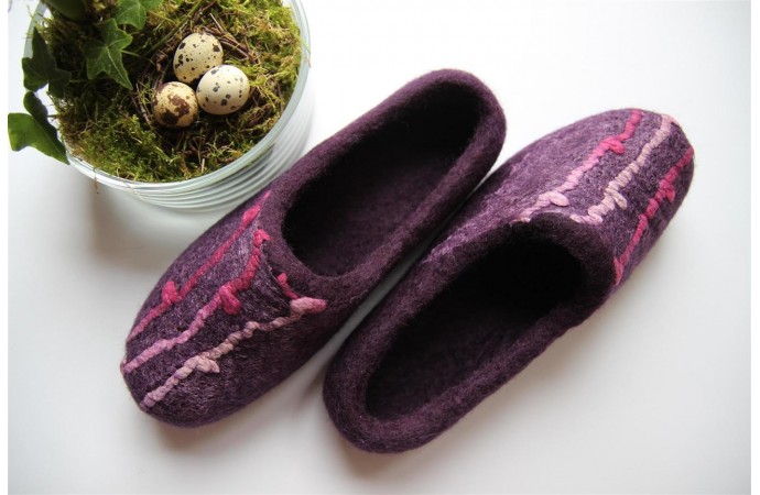 Violetinės spalvos šlepetės su įvelta skara