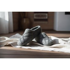 Pilkos šlepetės su juodais dryžiais Pilkos šlepetės su juodais dryžiais